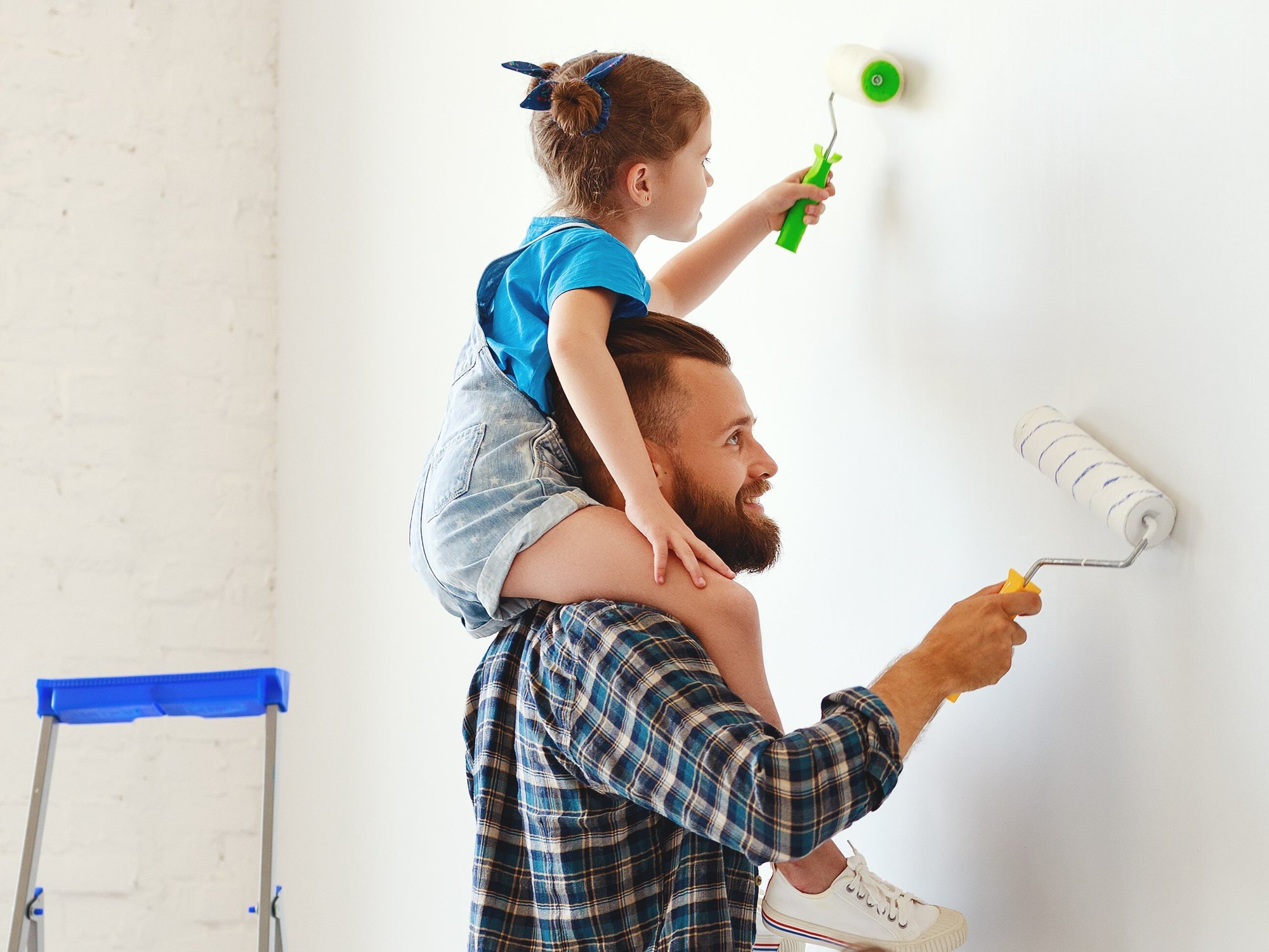 child and dad painting